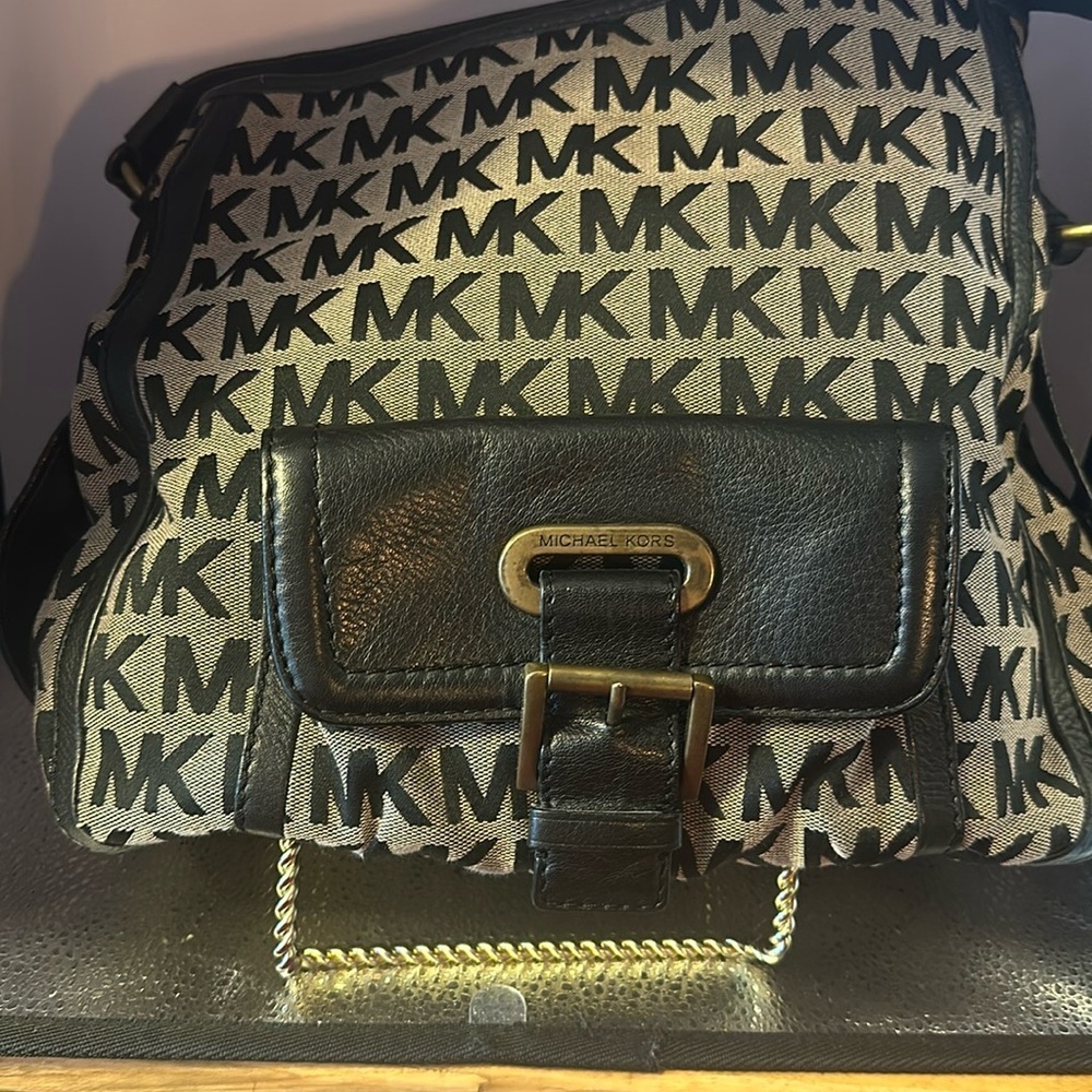 Vintage Michael Kors shoulder bag. Beautiful leather trim.​